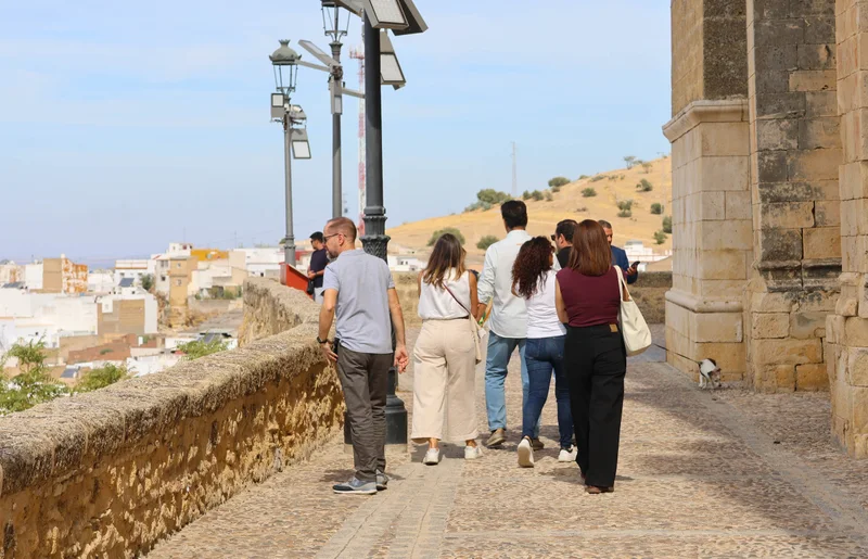 Turistas paseando por un mirador de Osuna con vistas al casco histórico