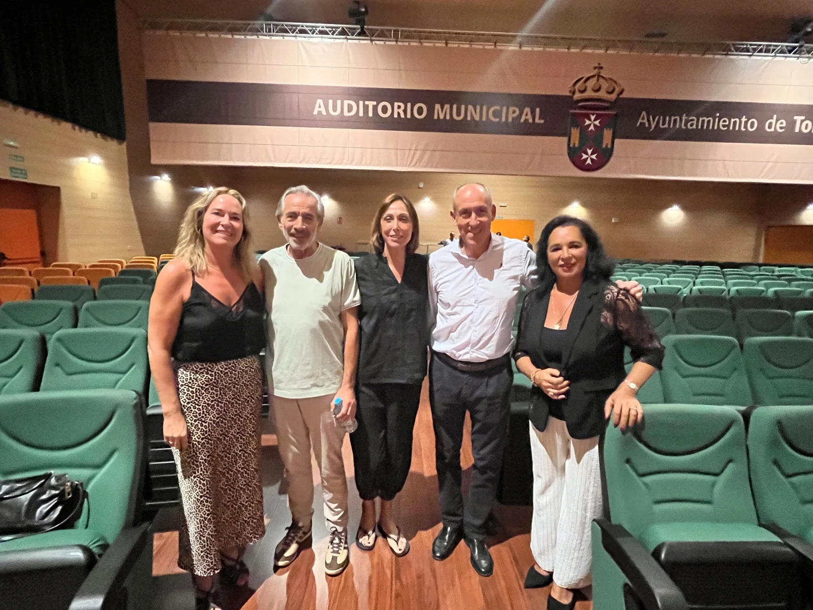 Imanol Arias and María Barranco with municipal representatives at Tomares’ Auditorio Rafael de León