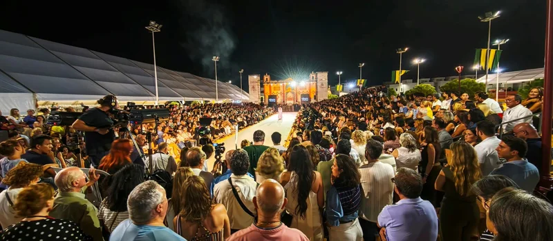 Crowds filling the La Pará de Gines grounds at night