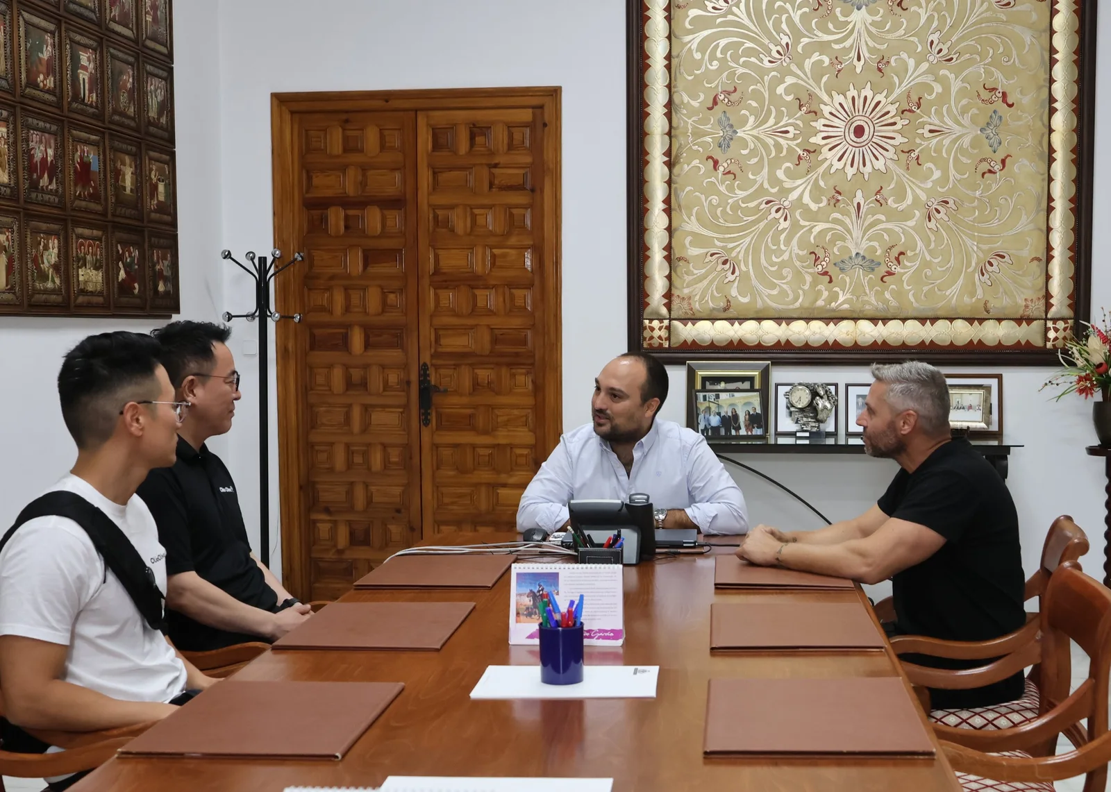 Reunión en el Ayuntamiento de Osuna con el empresario surcoreano Howook Lee y representantes de Herriza de La Lobilla
