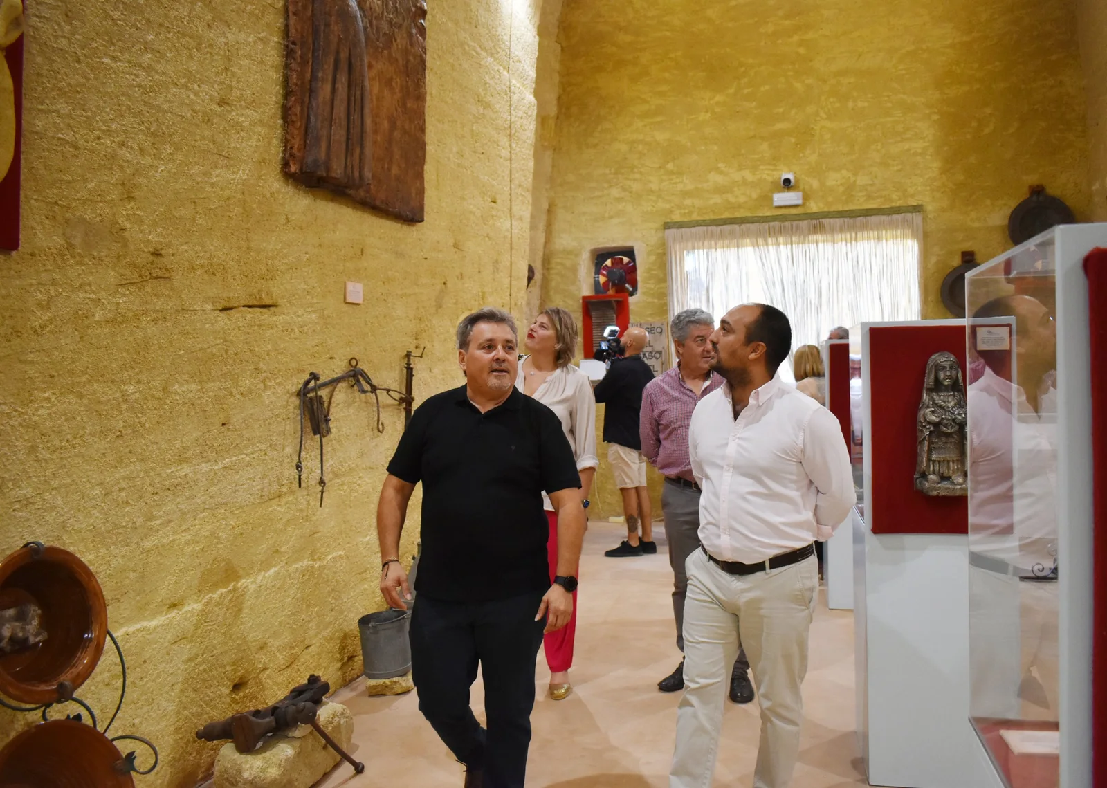 Visitors in the new El paso del tiempo museum space at Coto Las Canteras in Osuna
