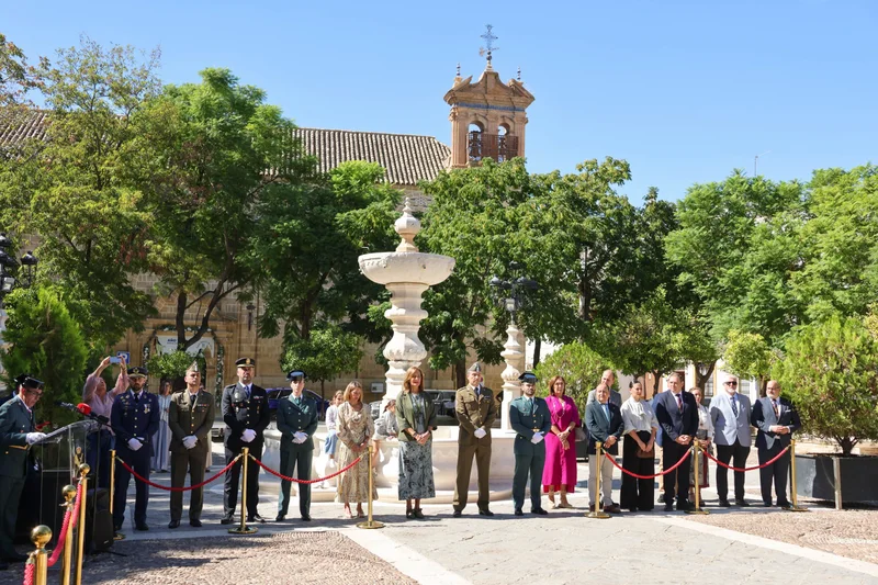Residents and officials during the flag raising in Osuna's Plaza Mayor