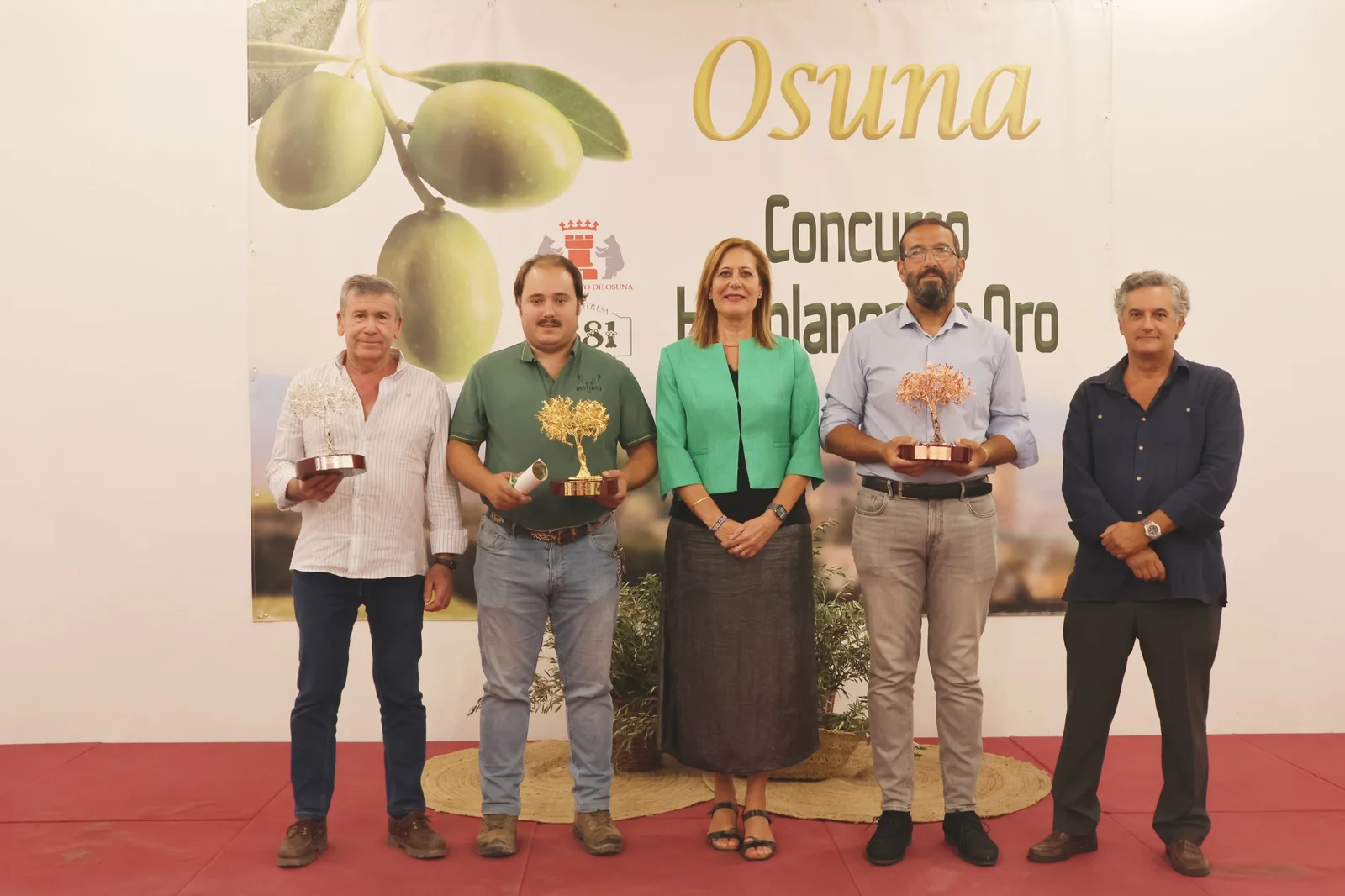 Winners of Osuna's 27th Hojiblanca de Oro Competition with their awards beside the mayor
