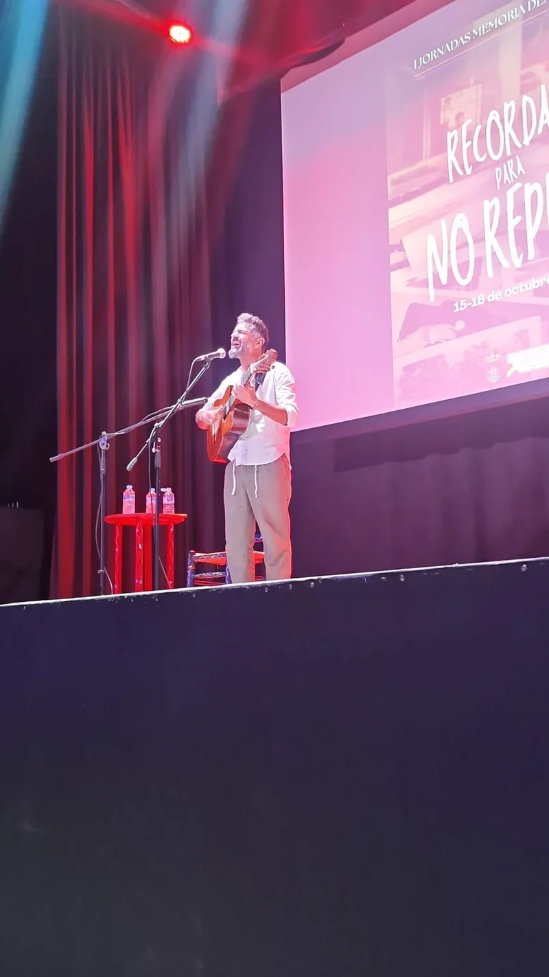Musical performance during the Recordar para no repetir event