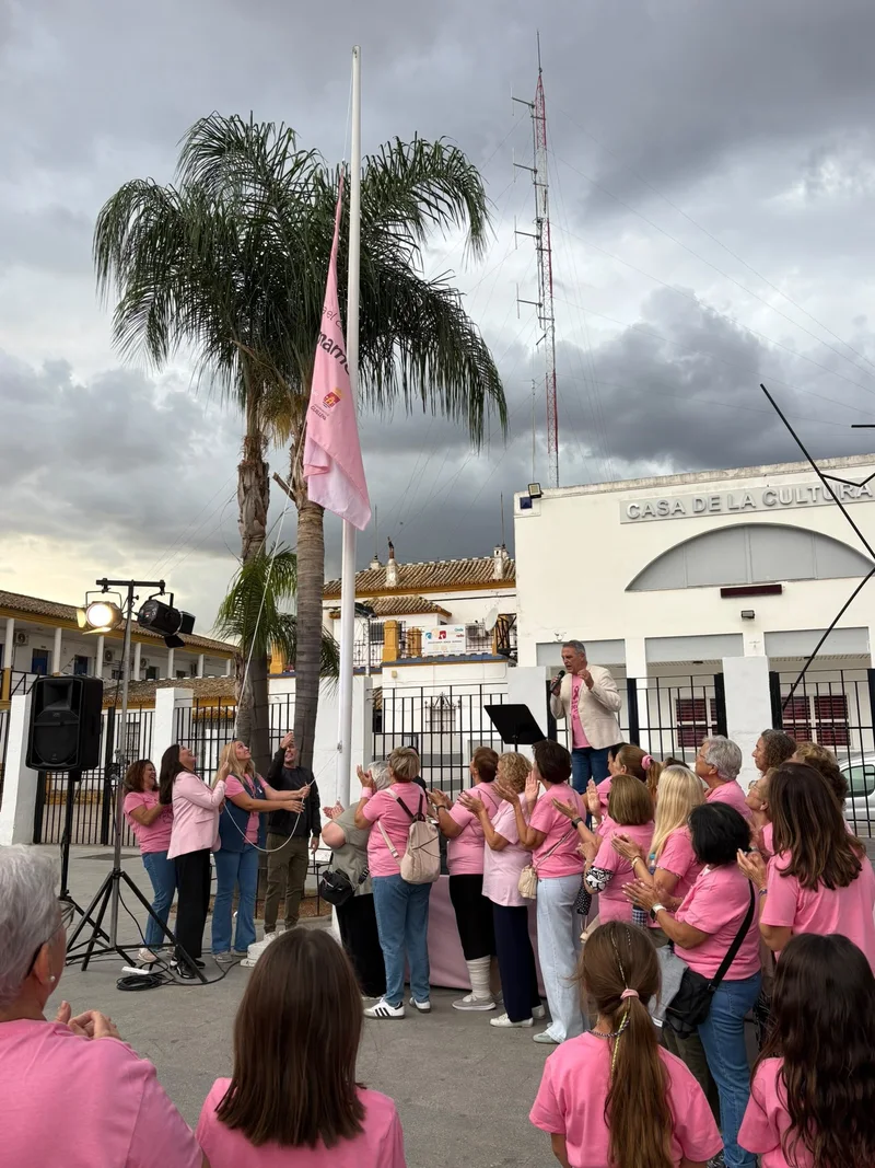 Izado de la bandera rosa en Guillena con motivo del Día Mundial contra el Cáncer de Mama